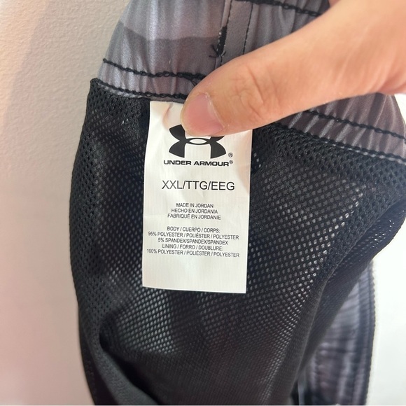 Under Amour Swim Shorts NWT XXL Bathing Trunks Gray Black Striped Men’s - Picture 6 of 8